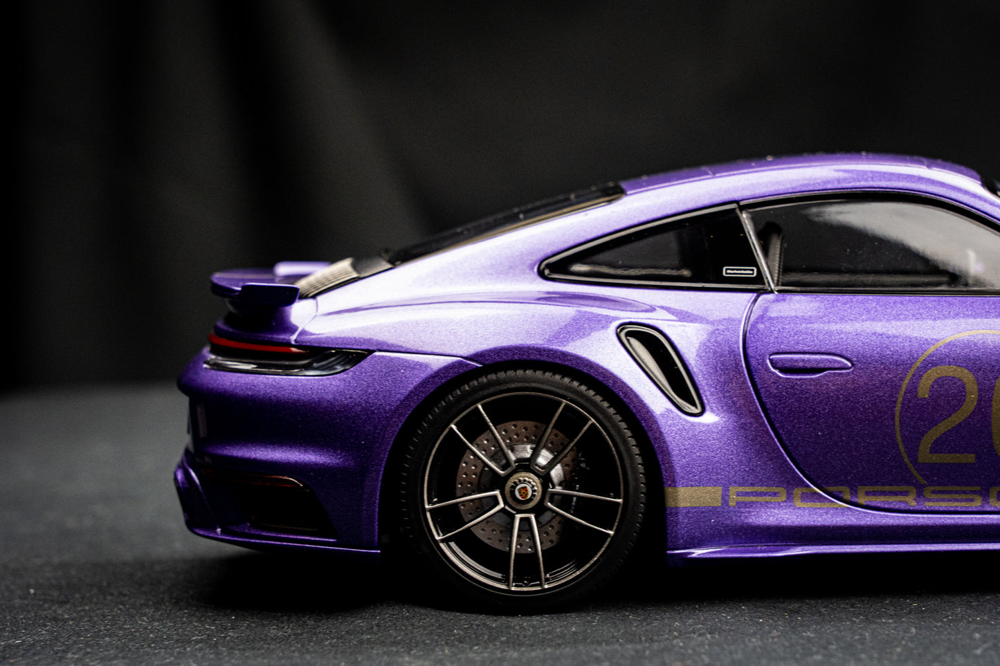 Porsche 911 (992) Turbo S Coupe 2021 - Sport Design violet Minichamps 1:18