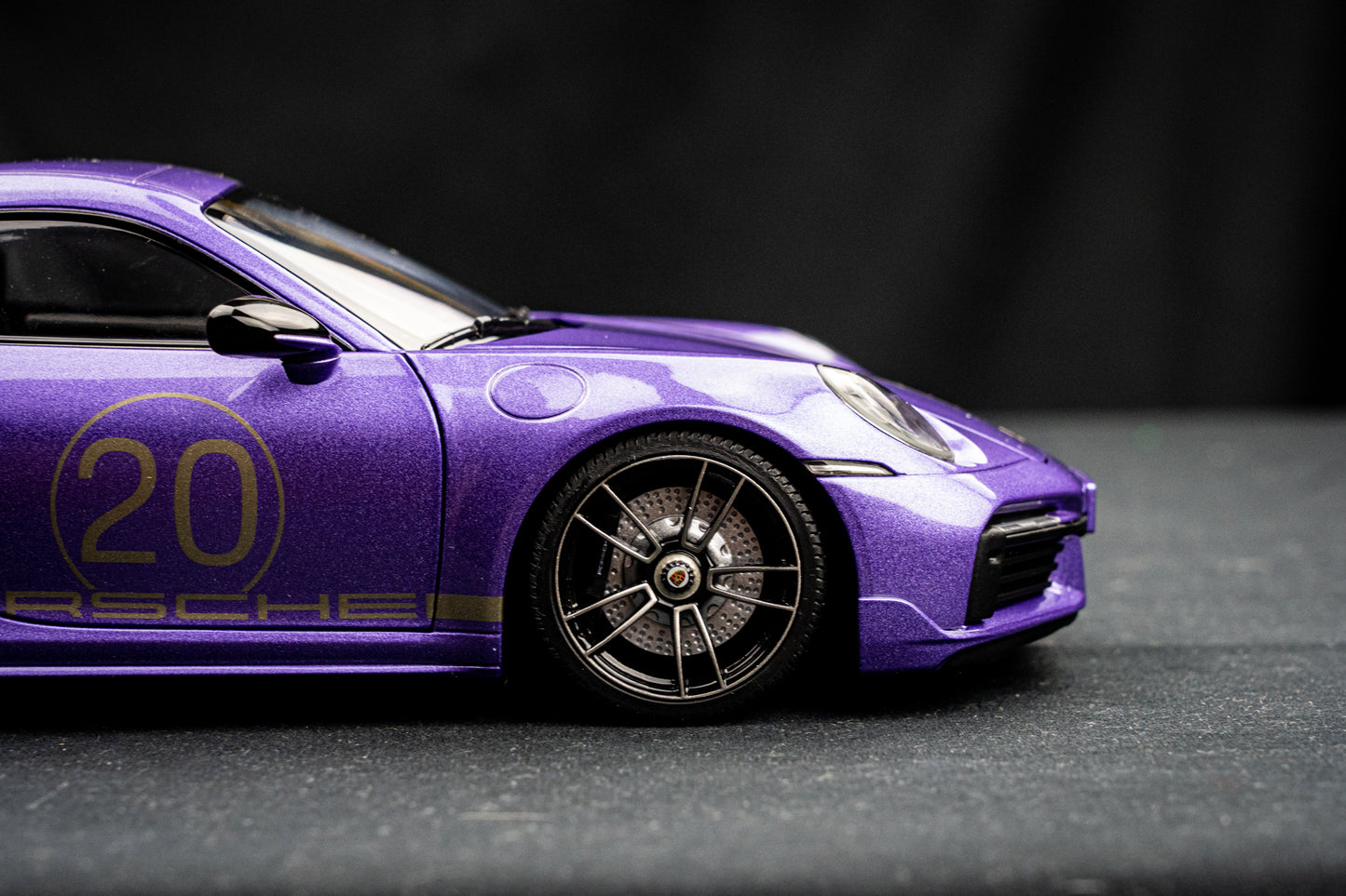 Porsche 911 (992) Turbo S Coupe 2021 - Sport Design violet Minichamps 1:18