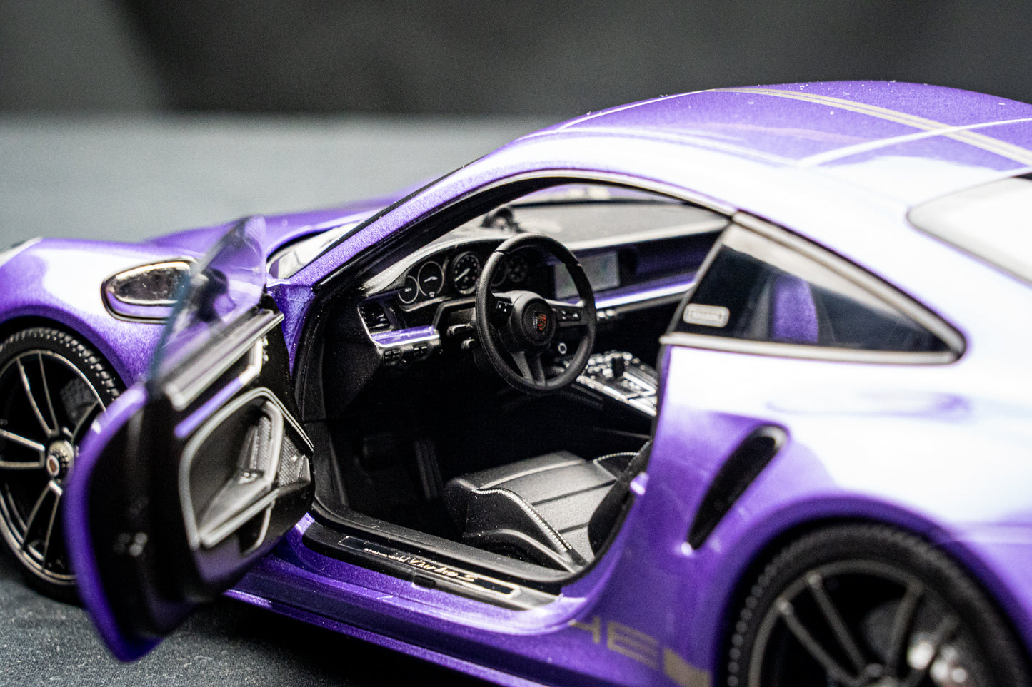 Porsche 911 (992) Turbo S Coupe 2021 - Sport Design violet Minichamps 1:18