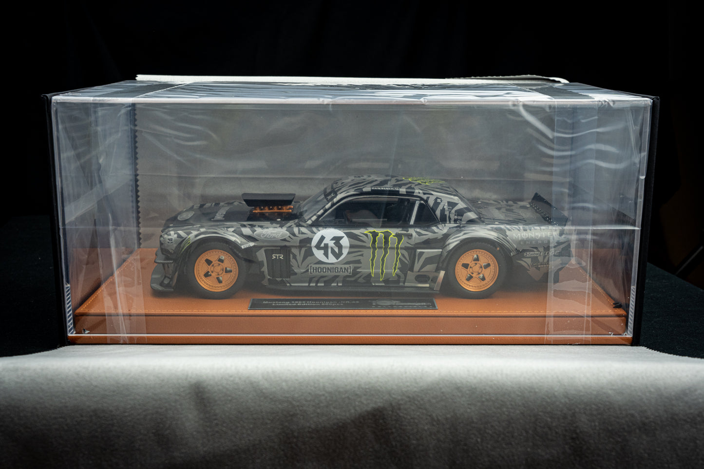 Ken Block Ford Mustang Hoonigan #43 Baujahr 1965 lim. 1/500 pcs. schwarz / grau 1:18