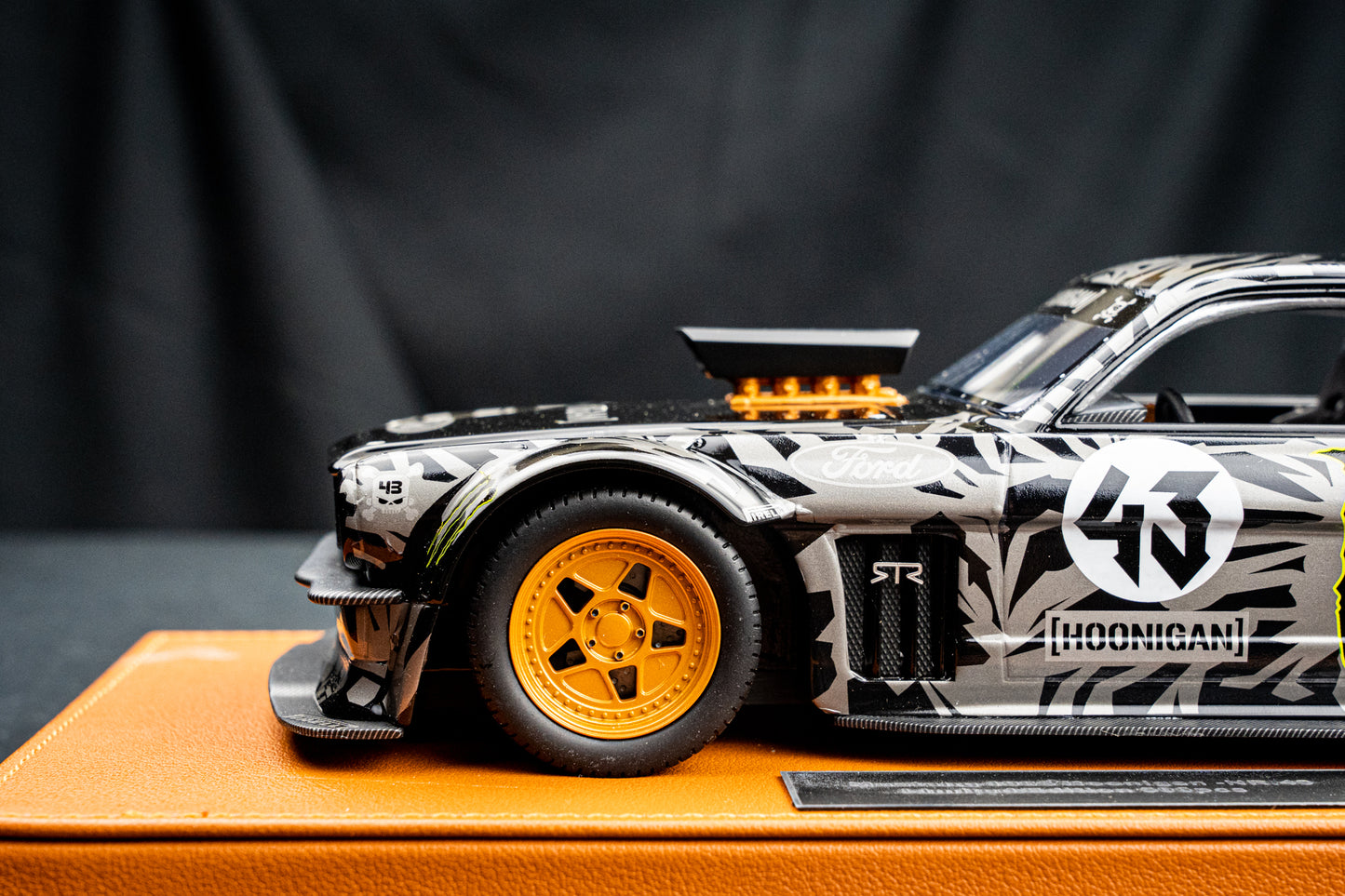 Ken Block Ford Mustang Hoonigan #43 Baujahr 1965 lim. 1/500 pcs. schwarz / grau 1:18