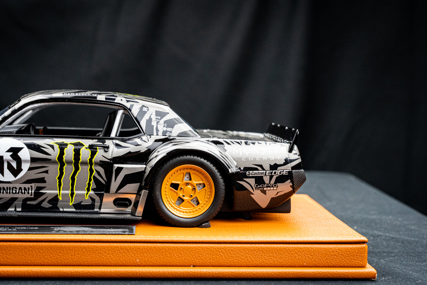 Ken Block Ford Mustang Hoonigan #43 Baujahr 1965 lim. 1/500 pcs. schwarz / grau 1:18