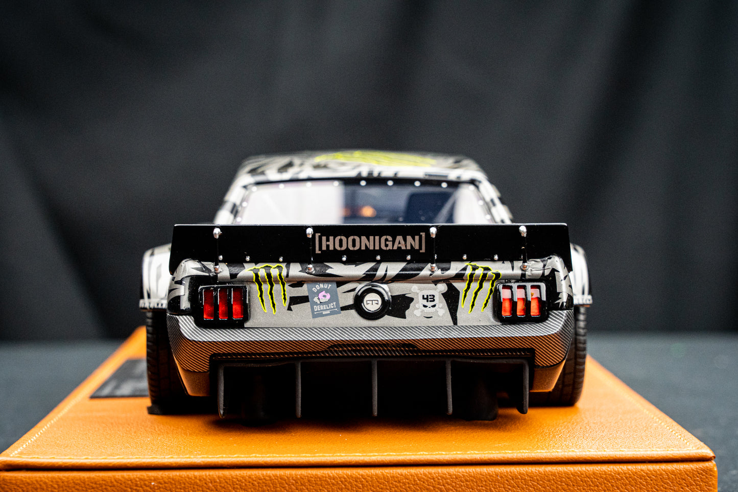 Ken Block Ford Mustang Hoonigan #43 Baujahr 1965 lim. 1/500 pcs. schwarz / grau 1:18