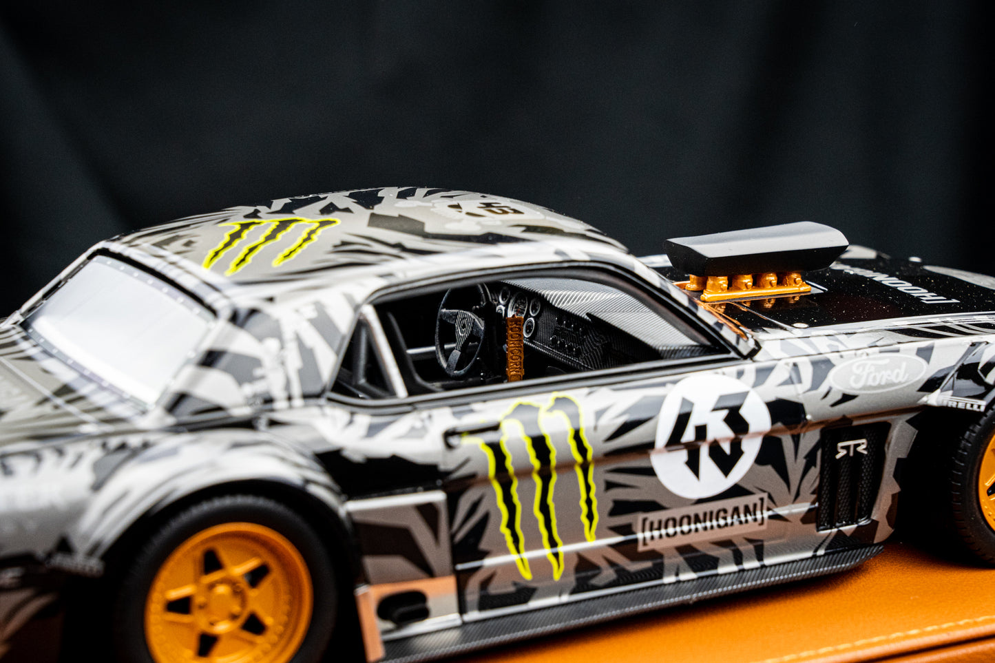 Ken Block Ford Mustang Hoonigan #43 Baujahr 1965 lim. 1/500 pcs. schwarz / grau 1:18