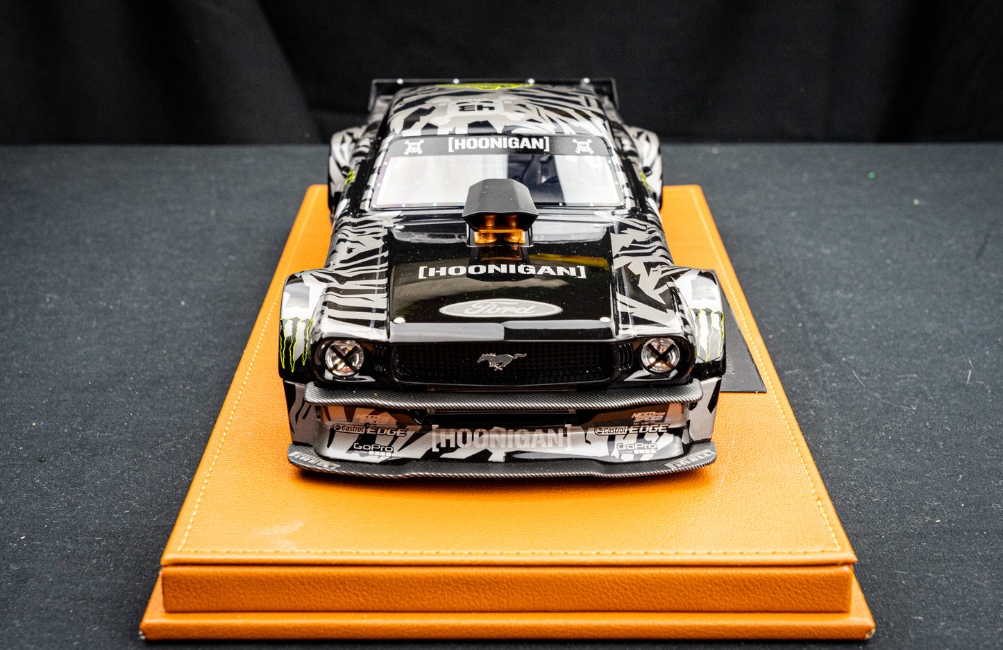 Ken Block Ford Mustang Hoonigan #43 Baujahr 1965 lim. 1/500 pcs. schwarz / grau 1:18