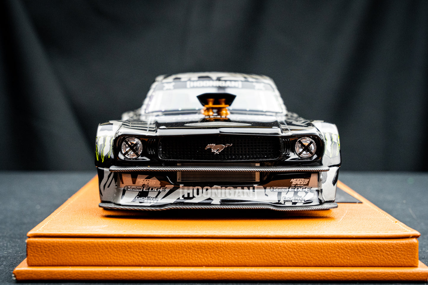 Ken Block Ford Mustang Hoonigan #43 Baujahr 1965 lim. 1/500 pcs. schwarz / grau 1:18