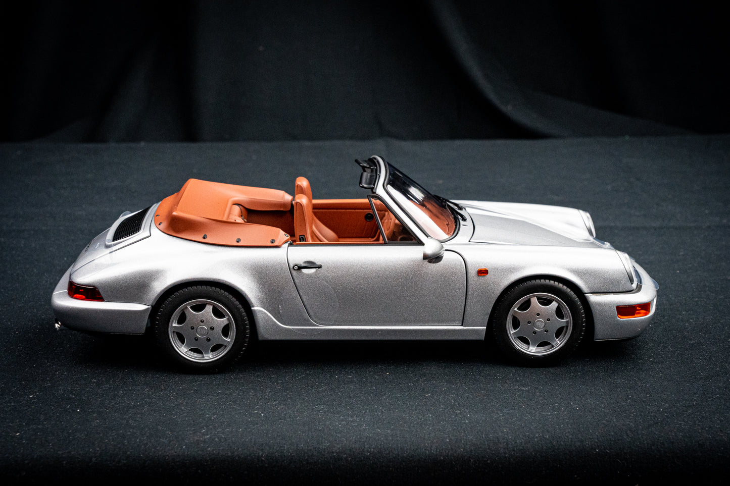 Porsche 911 964 Carrera Cabrio 1990 silber - Norev 1:18