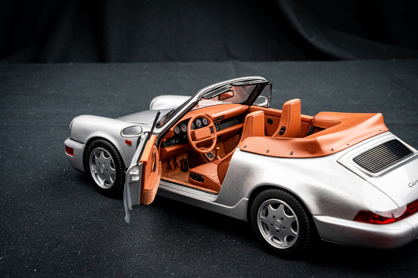 Porsche 911 964 Carrera Cabrio 1990 silber - Norev 1:18