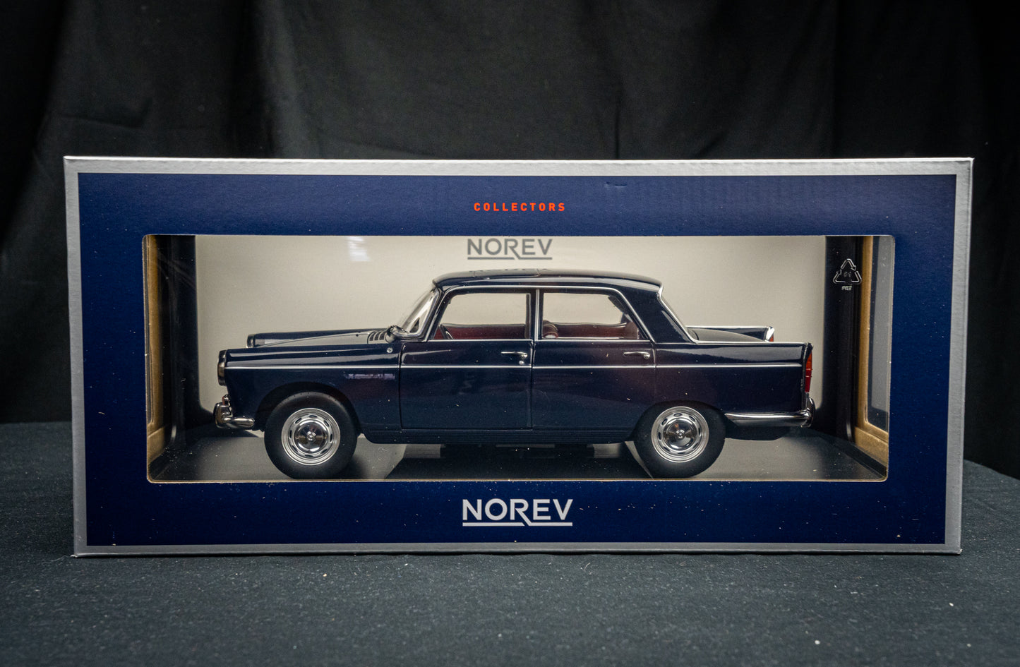 Peugeot 404 Sedan 1965 Amiral blue Norev 1:18