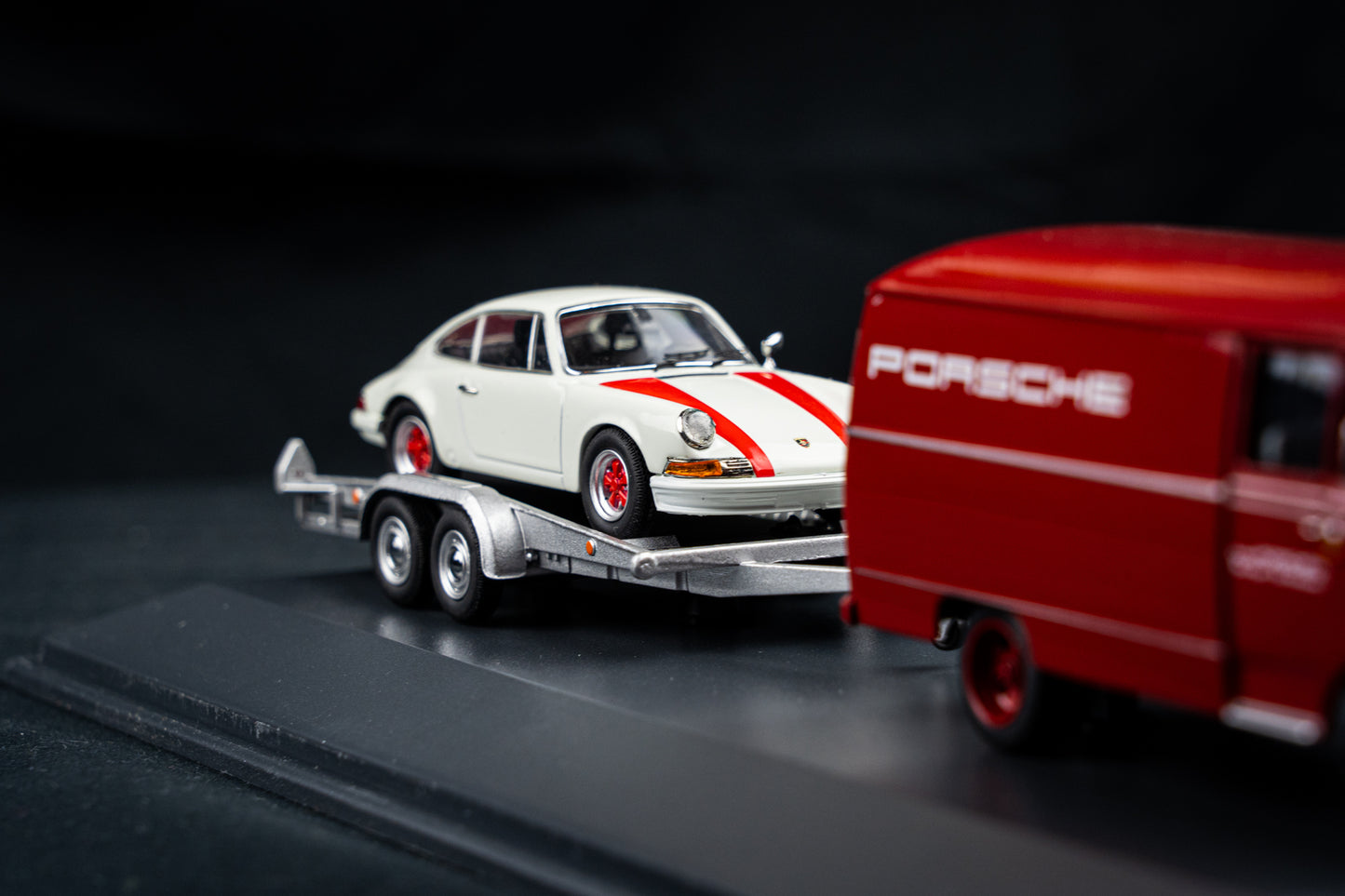 Schuco Car - Set 1:43 Mercedes L319 Transporter mit Porsche 911 RS am Hänger