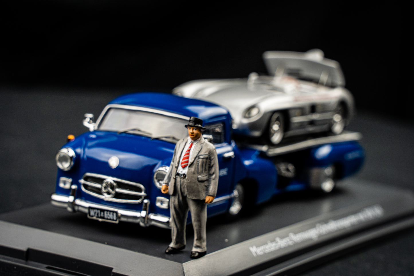 Mercedes Benz Transporter mit Mercedes Benz 300 SLR und Figur Alfred Neubauer - Schuco 1:43