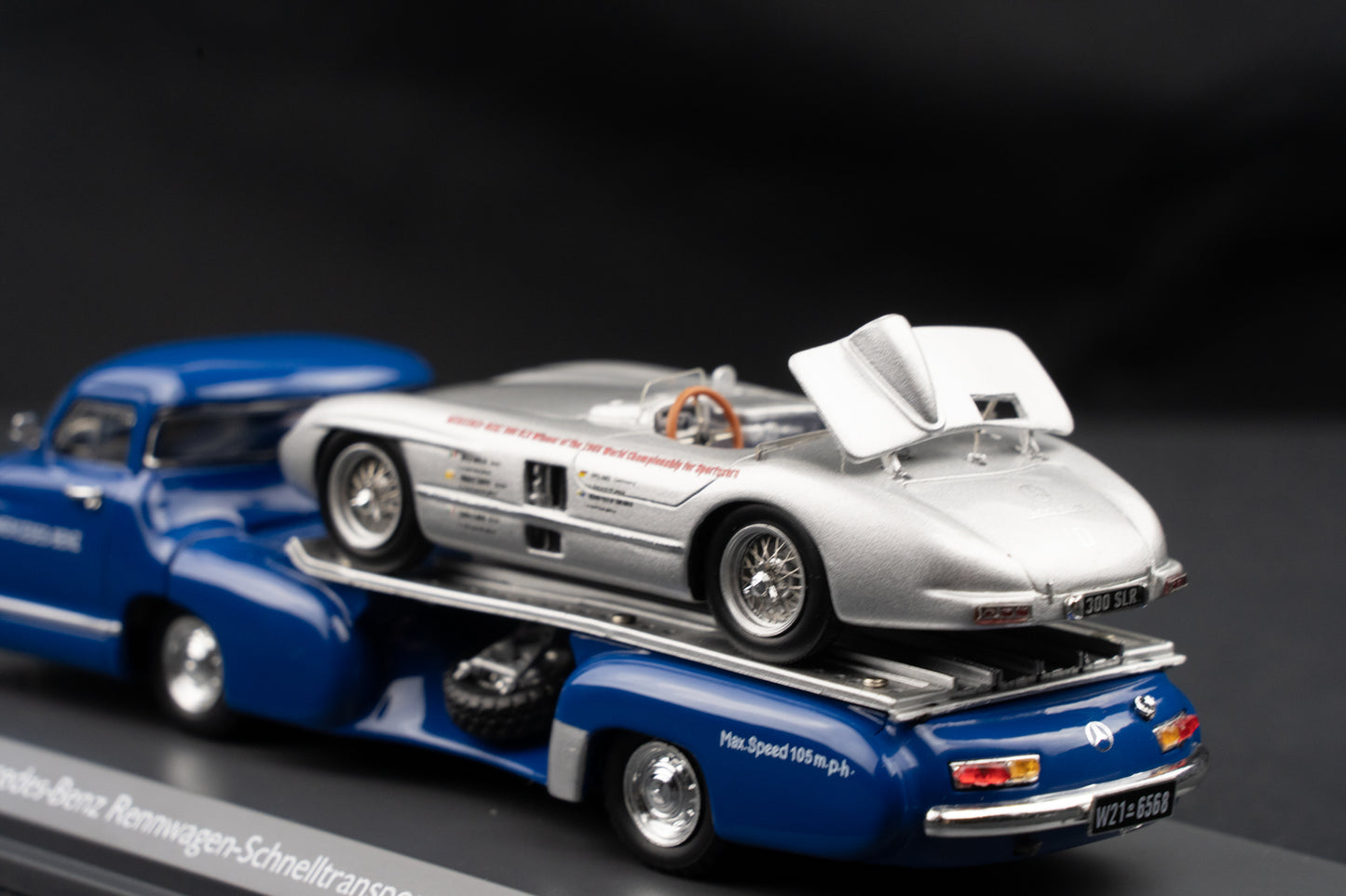 Mercedes Benz Transporter mit Mercedes Benz 300 SLR und Figur Alfred Neubauer - Schuco 1:43