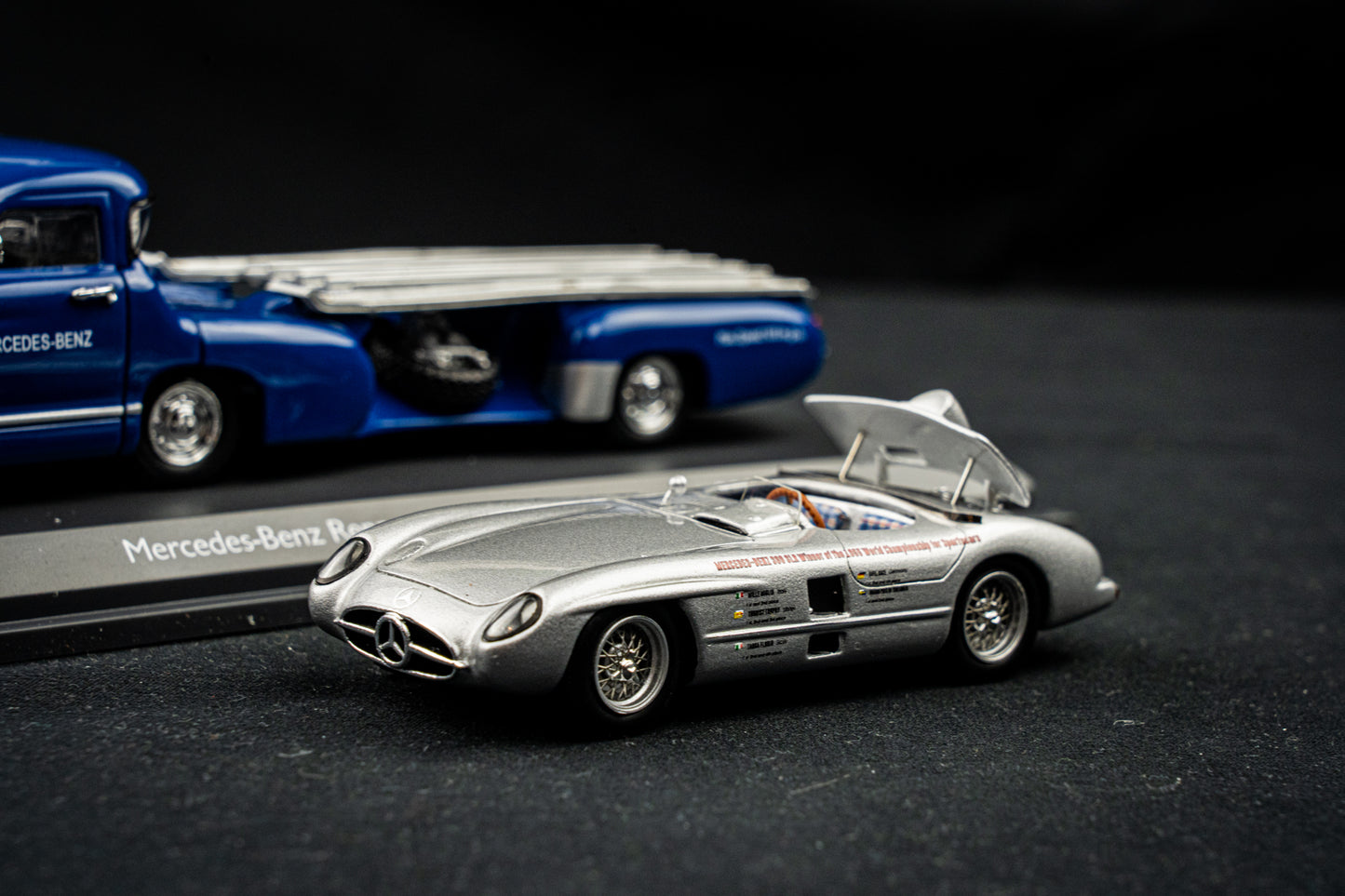 Mercedes Benz Transporter mit Mercedes Benz 300 SLR und Figur Alfred Neubauer - Schuco 1:43