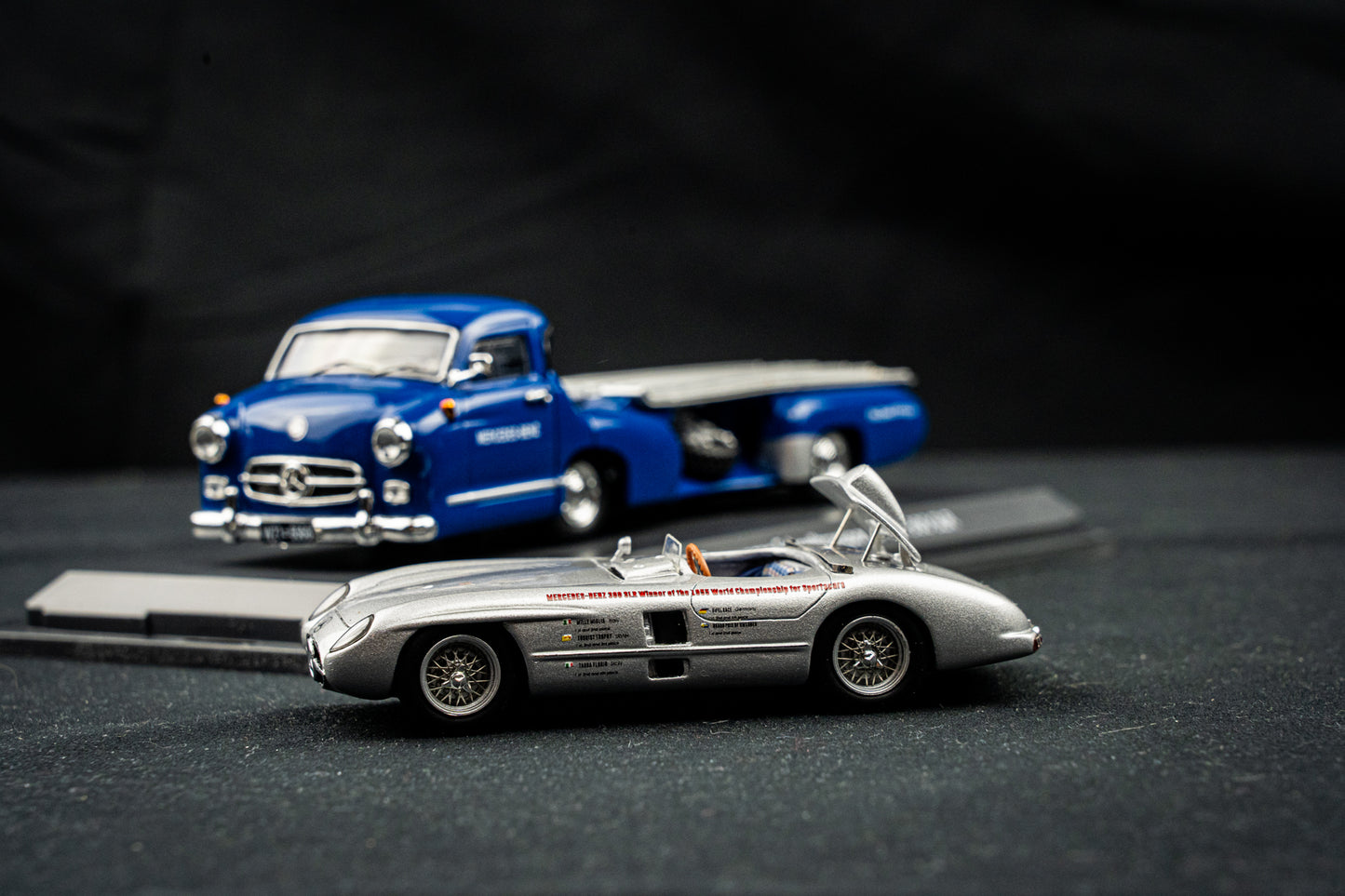 Mercedes Benz Transporter mit Mercedes Benz 300 SLR und Figur Alfred Neubauer - Schuco 1:43