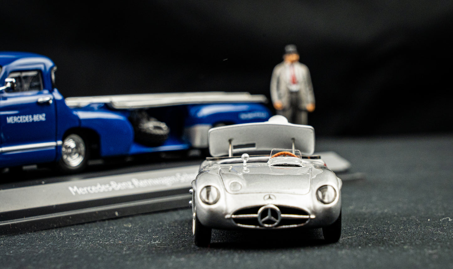 Mercedes Benz Transporter mit Mercedes Benz 300 SLR und Figur Alfred Neubauer - Schuco 1:43