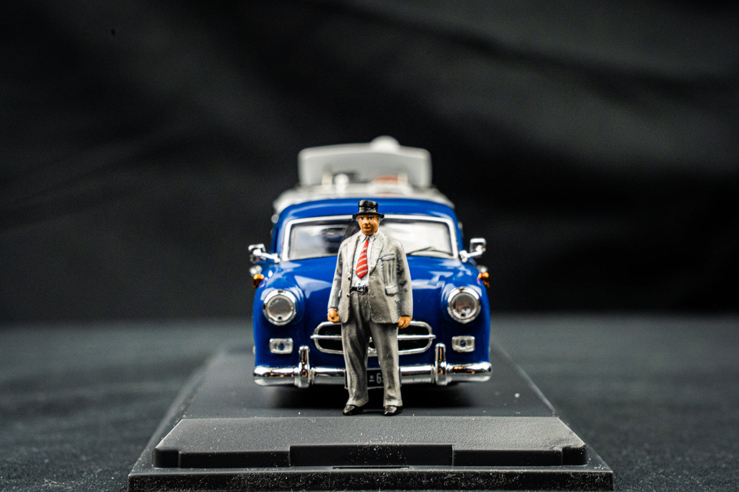 Mercedes Benz Transporter mit Mercedes Benz 300 SLR und Figur Alfred Neubauer - Schuco 1:43