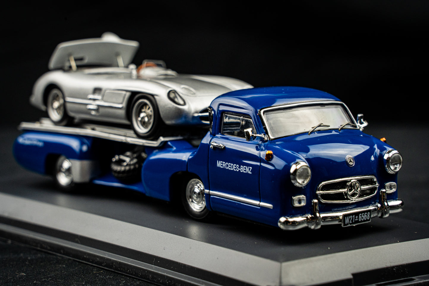 Mercedes Benz Transporter mit Mercedes Benz 300 SLR und Figur Alfred Neubauer - Schuco 1:43