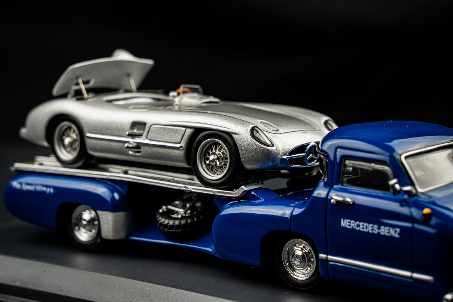Mercedes Benz Transporter mit Mercedes Benz 300 SLR und Figur Alfred Neubauer - Schuco 1:43
