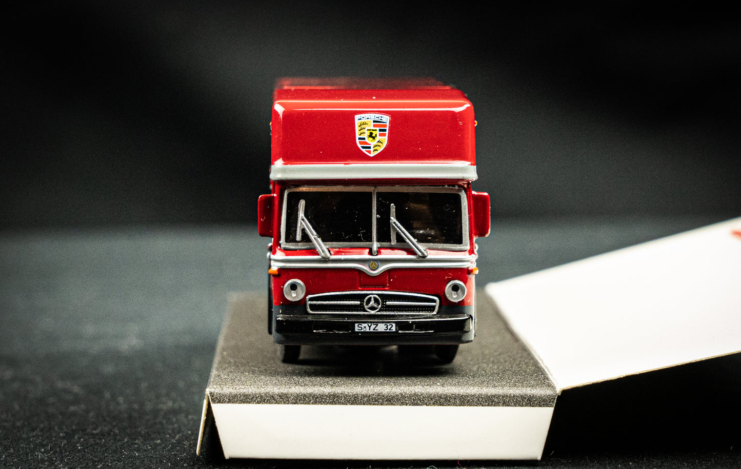 Mercedes-Benz O-319 Renntransporter Porsche Motorsport rot 1:87 Schuco