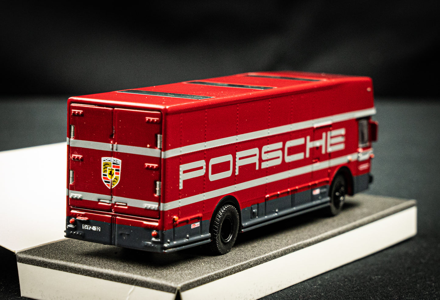 Mercedes-Benz O-319 Renntransporter Porsche Motorsport rot 1:87 Schuco