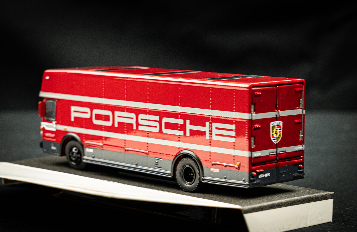 Mercedes-Benz O-319 Renntransporter Porsche Motorsport rot 1:87 Schuco