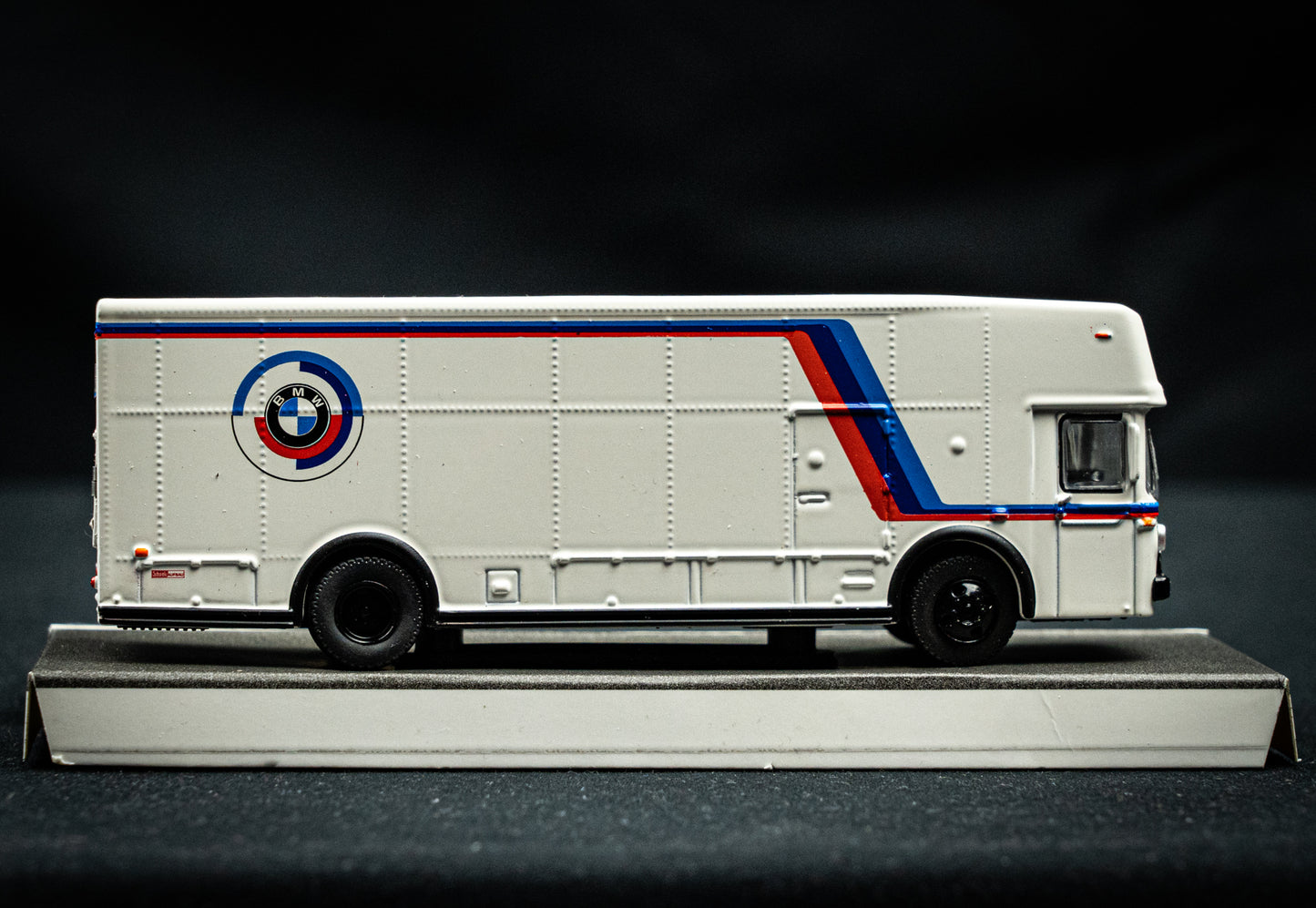 Mercedes-Benz O-319 Renntransporter BMW Motorsport weiß 1:87 Schuco