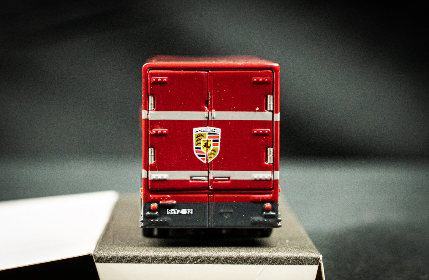 Mercedes-Benz O-319 Renntransporter Porsche Motorsport rot 1:87 Schuco