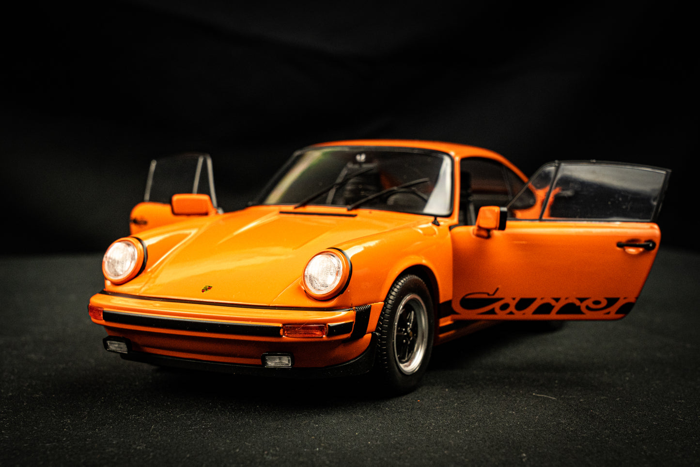 Porsche 911 Carrera 3.2 orange Baujahr 1984 - Solido 1:18