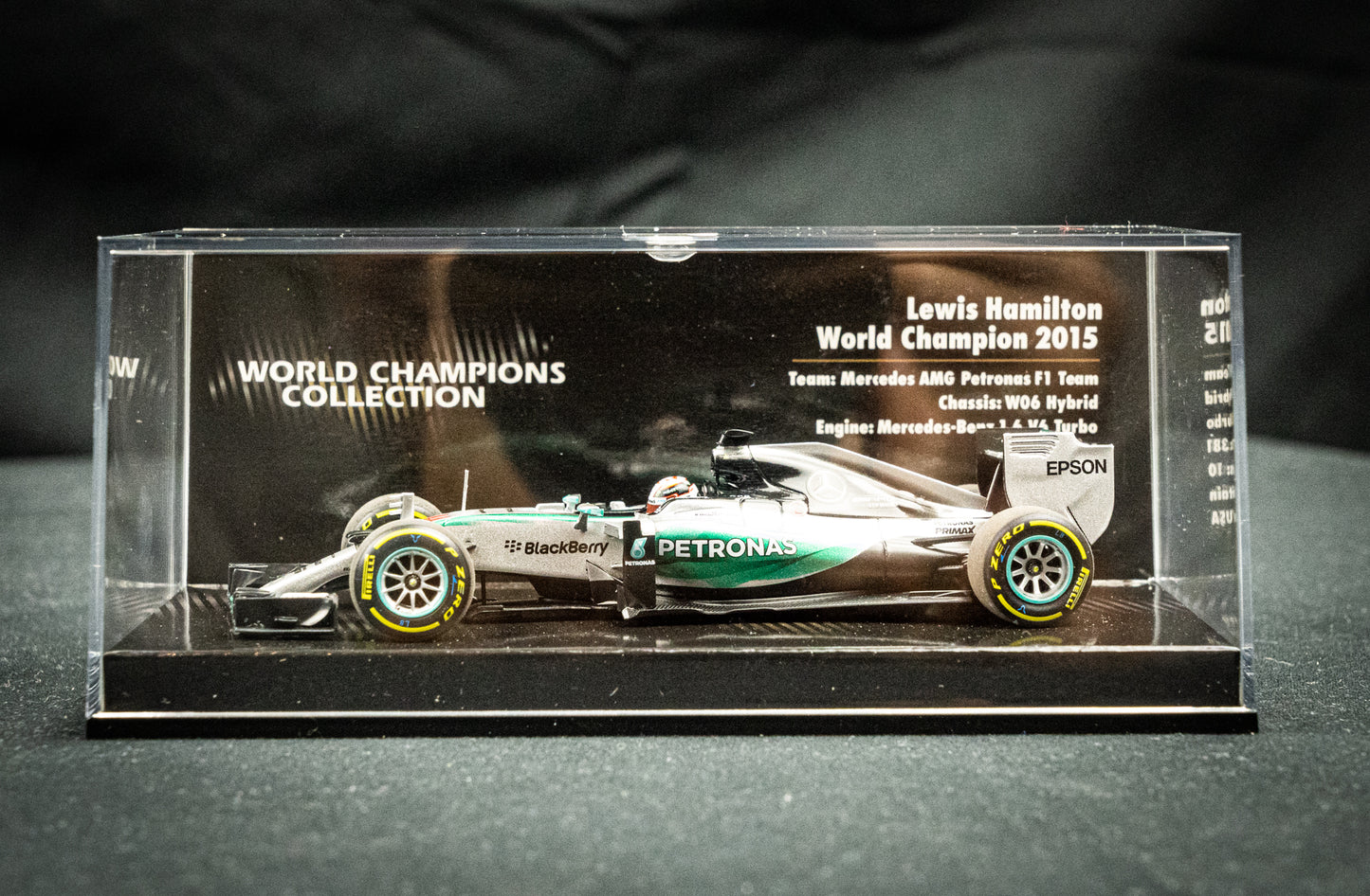 Lewis Hamilton #44 Mercedes W06 Hybrid Formel 1 Weltmeister 2015 - Minichamps 1:43