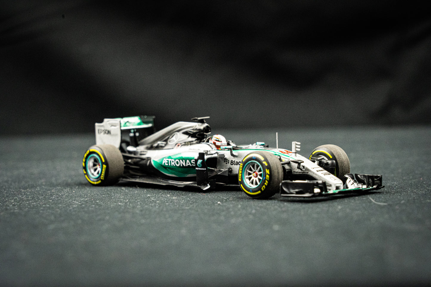 Lewis Hamilton #44 Mercedes W06 Hybrid Formel 1 Weltmeister 2015 - Minichamps 1:43
