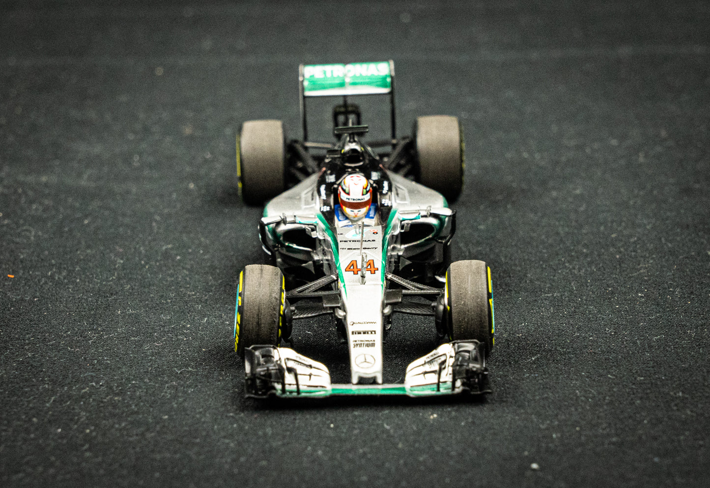 Lewis Hamilton #44 Mercedes W06 Hybrid Formel 1 Weltmeister 2015 - Minichamps 1:43