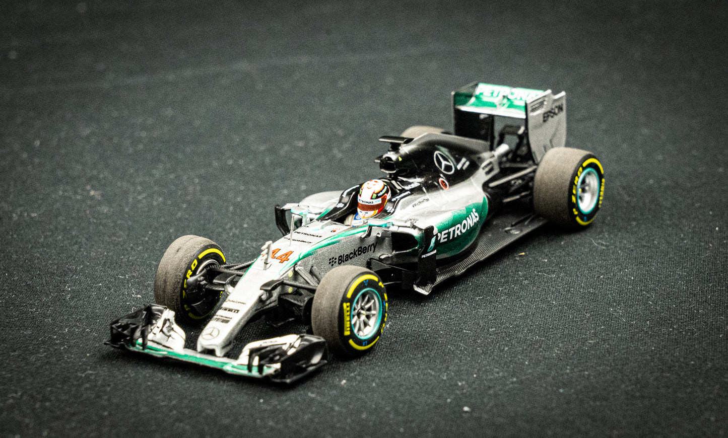 Lewis Hamilton #44 Mercedes W06 Hybrid Formel 1 Weltmeister 2015 - Minichamps 1:43