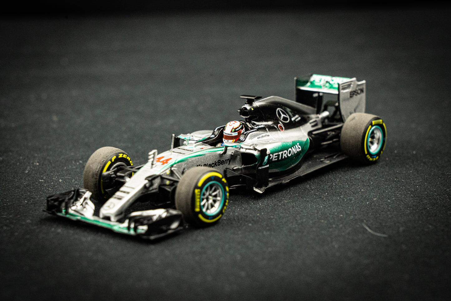 Lewis Hamilton #44 Mercedes W06 Hybrid Formel 1 Weltmeister 2015 - Minichamps 1:43