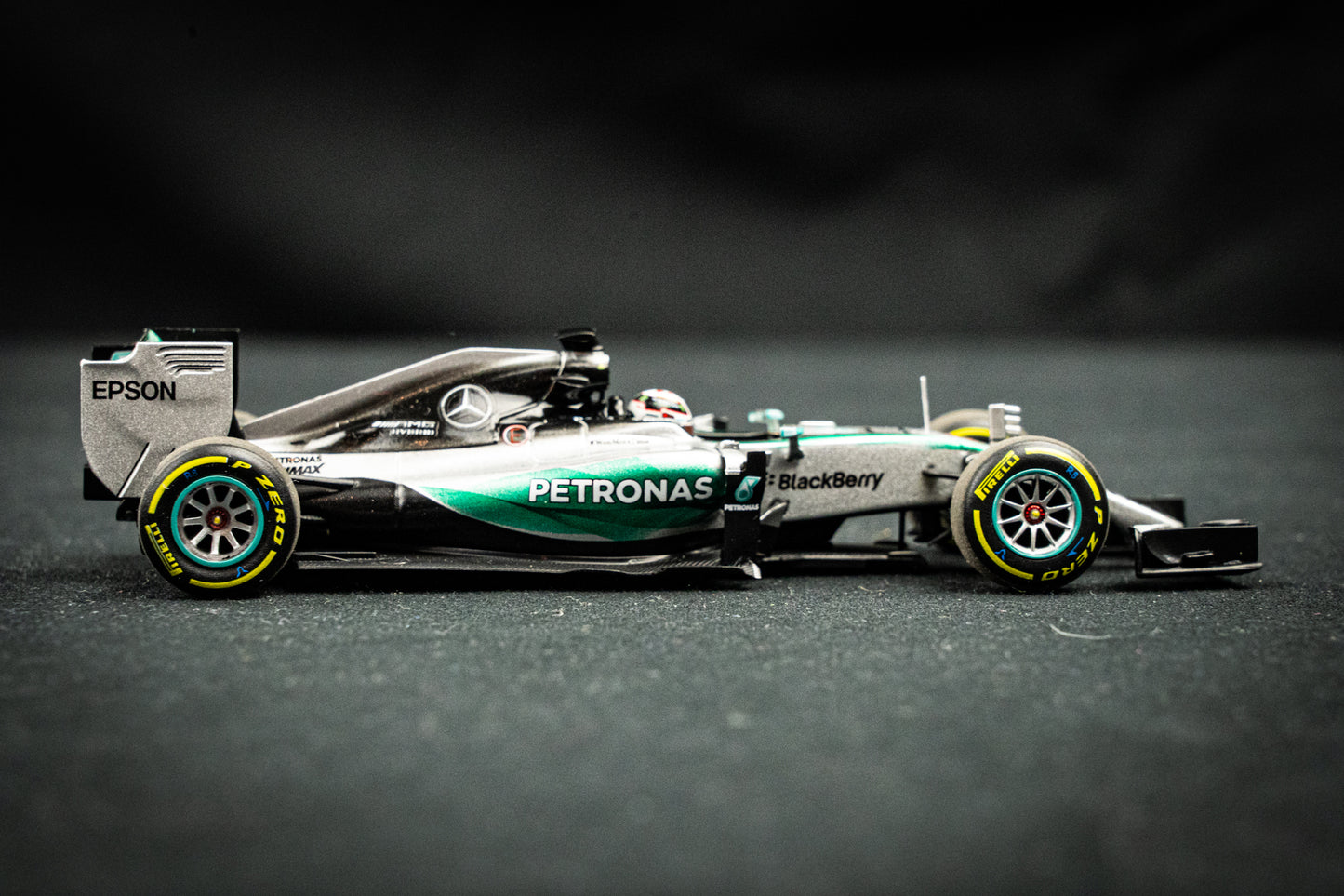 Lewis Hamilton #44 Mercedes W06 Hybrid Formel 1 Weltmeister 2015 - Minichamps 1:43
