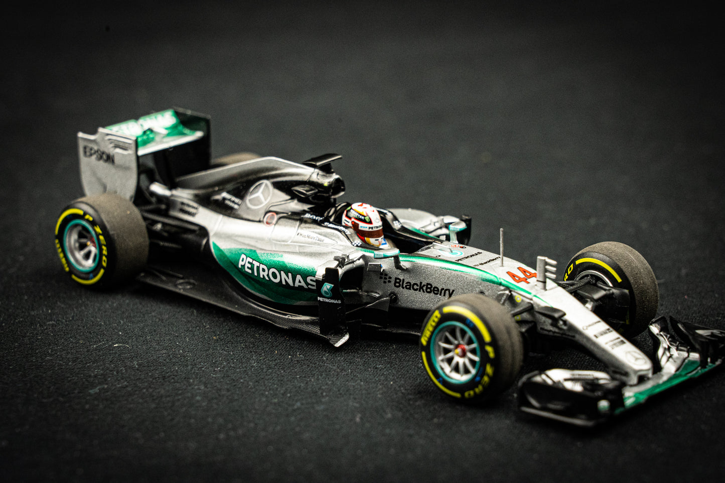 Lewis Hamilton #44 Mercedes W06 Hybrid Formel 1 Weltmeister 2015 - Minichamps 1:43