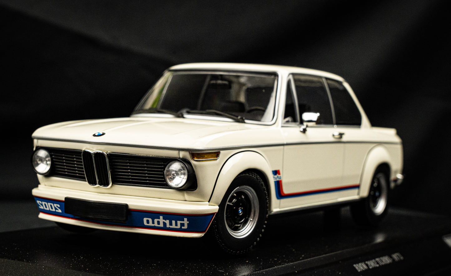 BMW 2002 Turbo (E20) weiß Baujahr 1972 - Minichamps 1:18