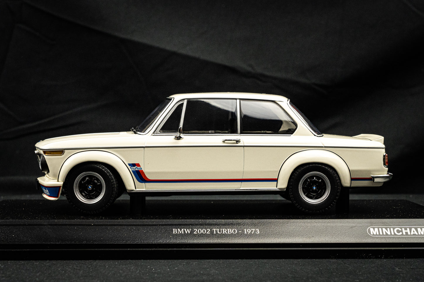 BMW 2002 Turbo (E20) weiß Baujahr 1972 - Minichamps 1:18