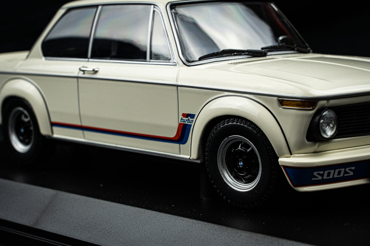 BMW 2002 Turbo (E20) weiß Baujahr 1972 - Minichamps 1:18