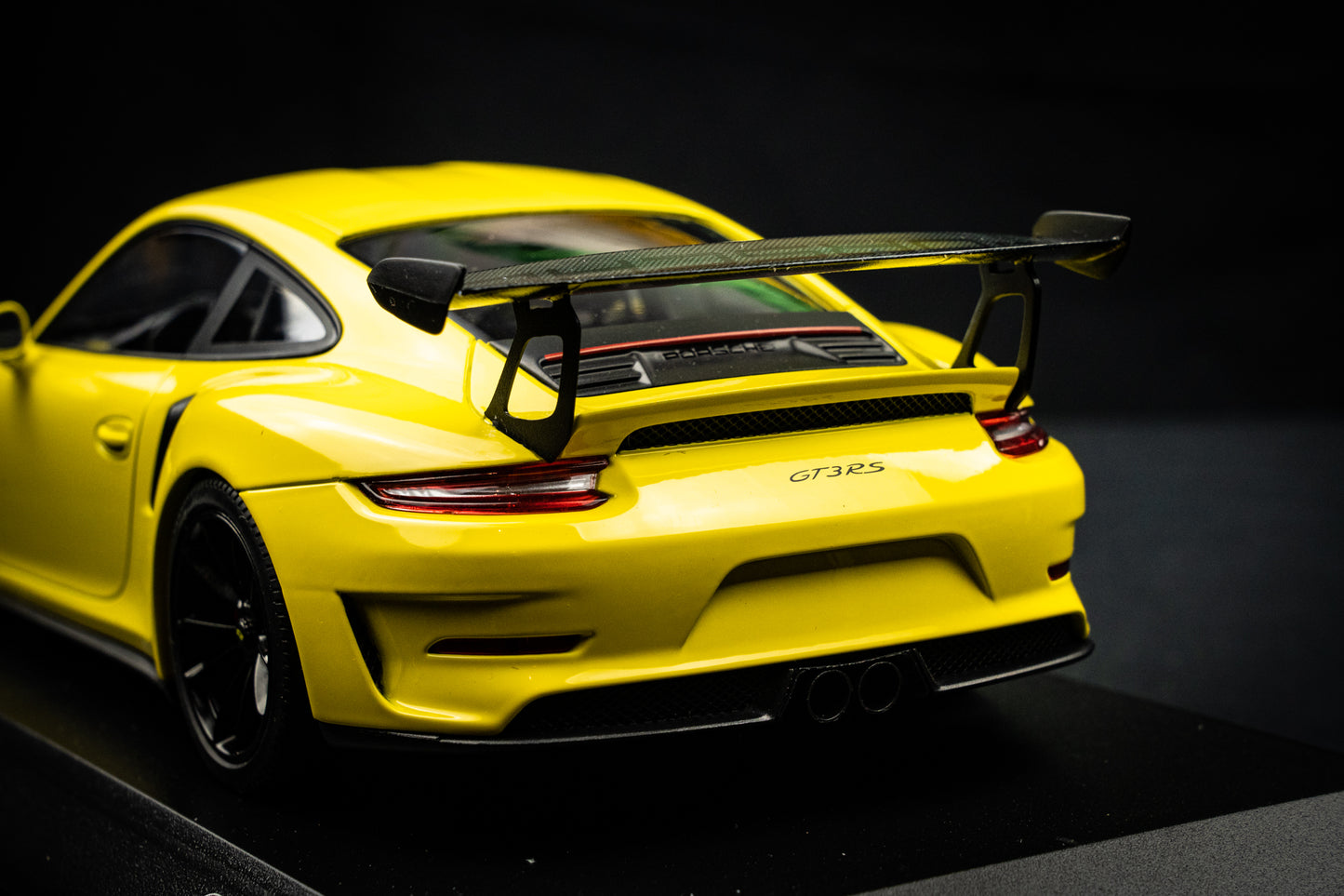 Porsche 911 GT3RS 991.2 in gelb / schwarz - Minichamps 1:18 limited edition 402 Stk.