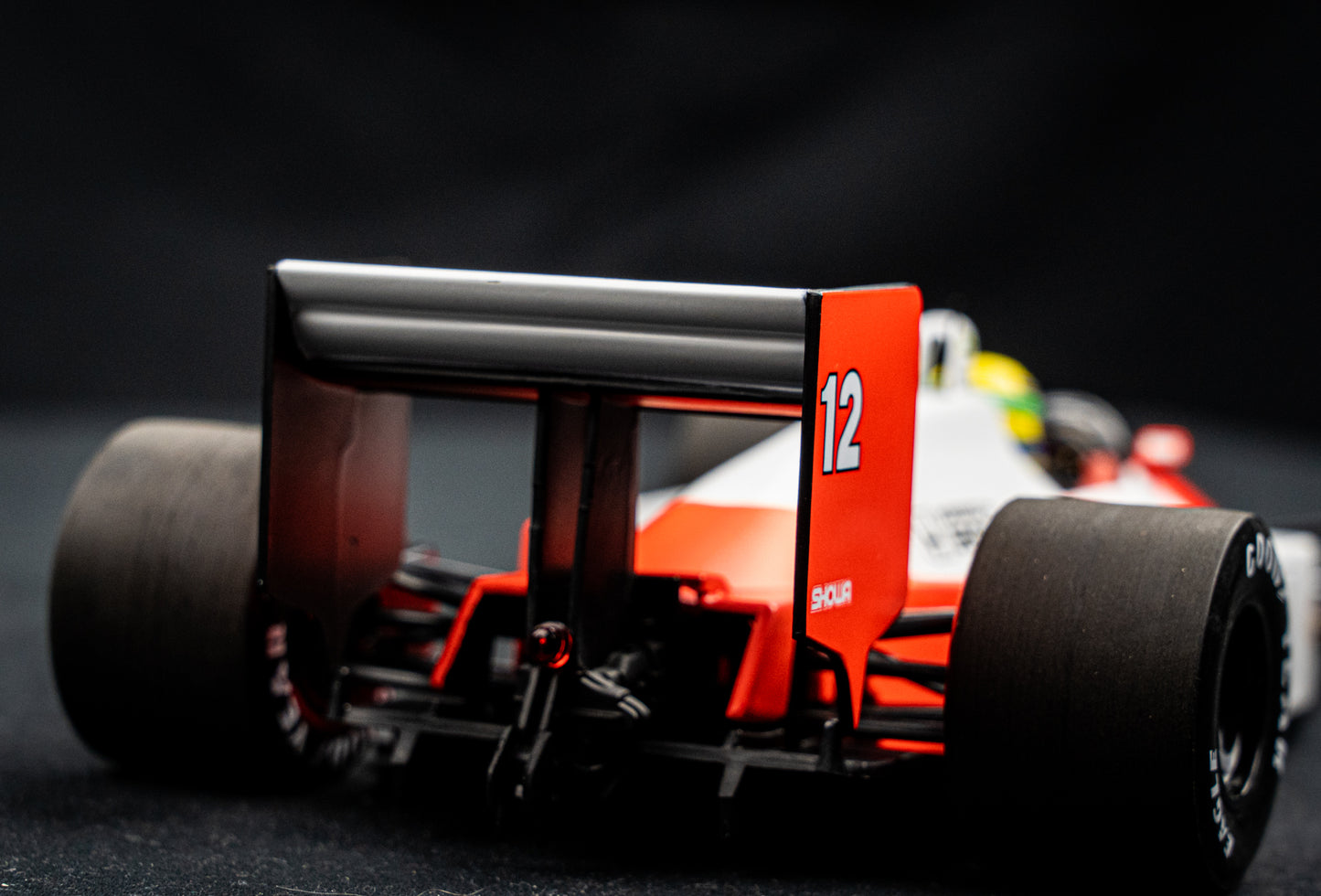 Ayrton Senna McLaren MP4/4 #12 Formel 1 Weltmeister 1988 - Minichamps 1:18