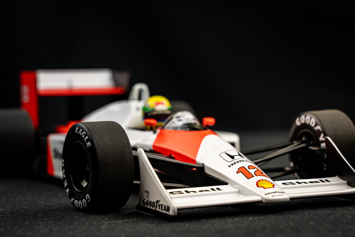 Ayrton Senna McLaren MP4/4 #12 Formel 1 Weltmeister 1988 - Minichamps 1:18