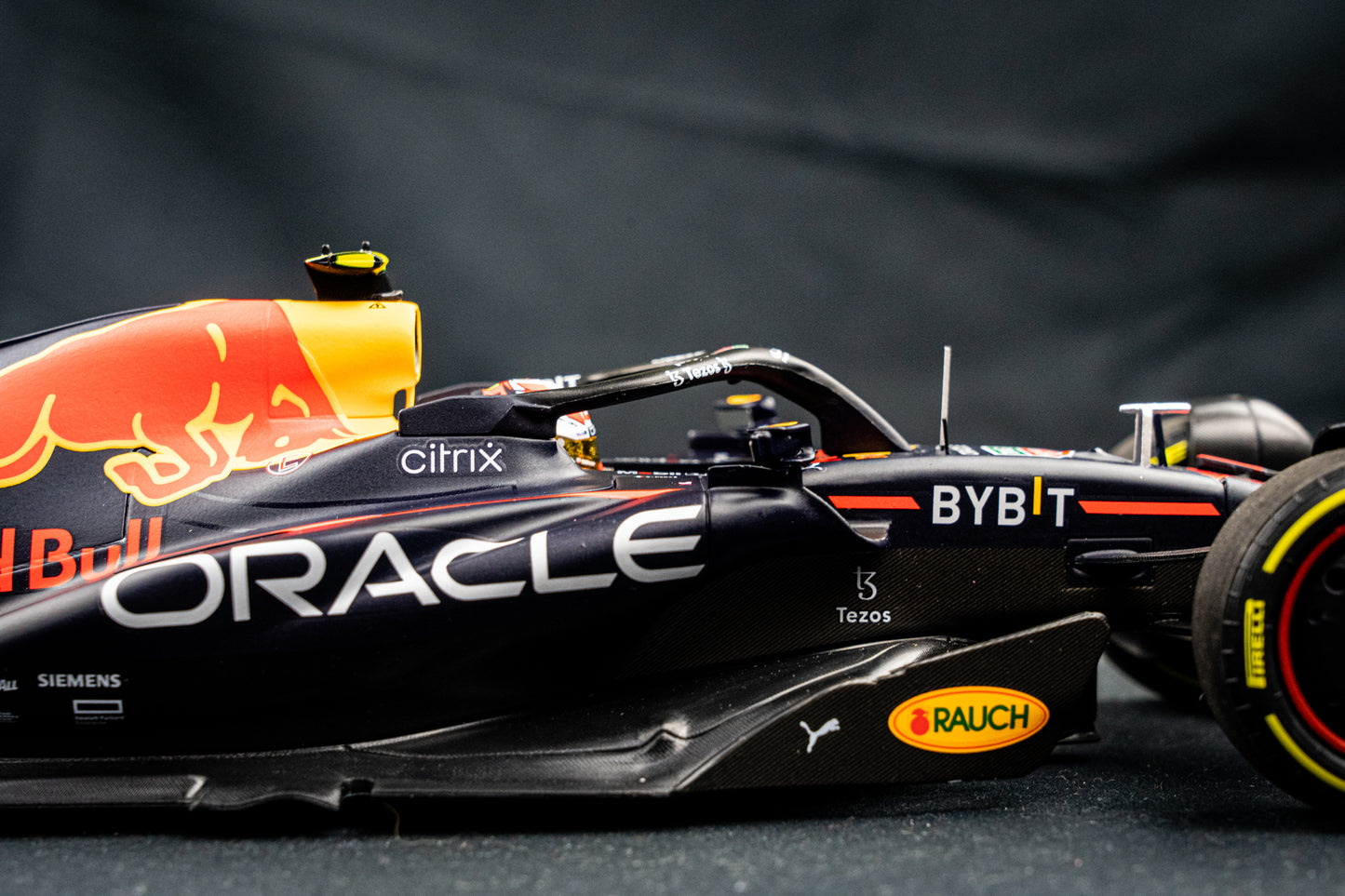 Red Bull Racing RB18 #11 Sergio Perez GP Saudi Arabien 2022 - Minichamps 1:18