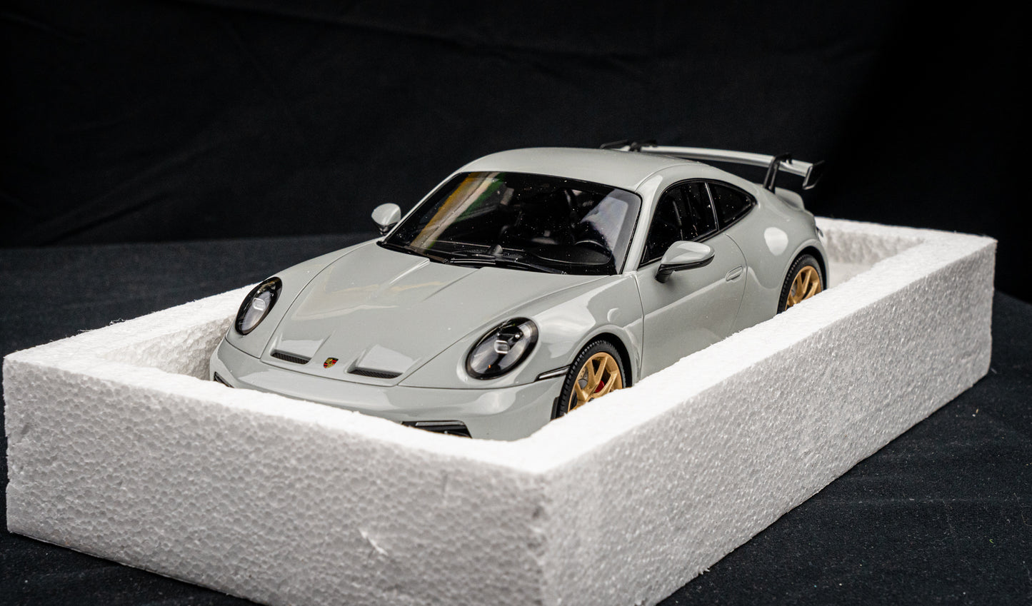 Porsche 911 (992) GT3 schiefergrau Minichamps 1:18 RESIN