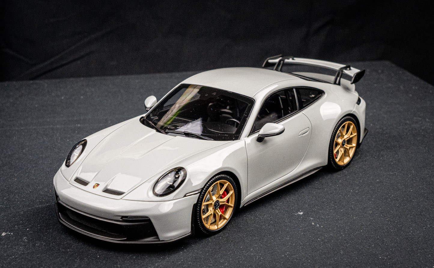 Porsche 911 (992) GT3 schiefergrau Minichamps 1:18 RESIN