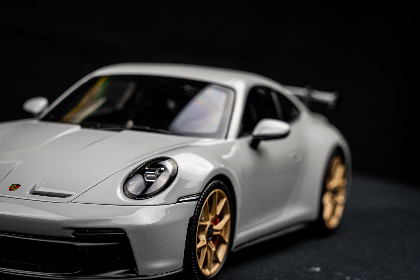 Porsche 911 (992) GT3 schiefergrau Minichamps 1:18 RESIN