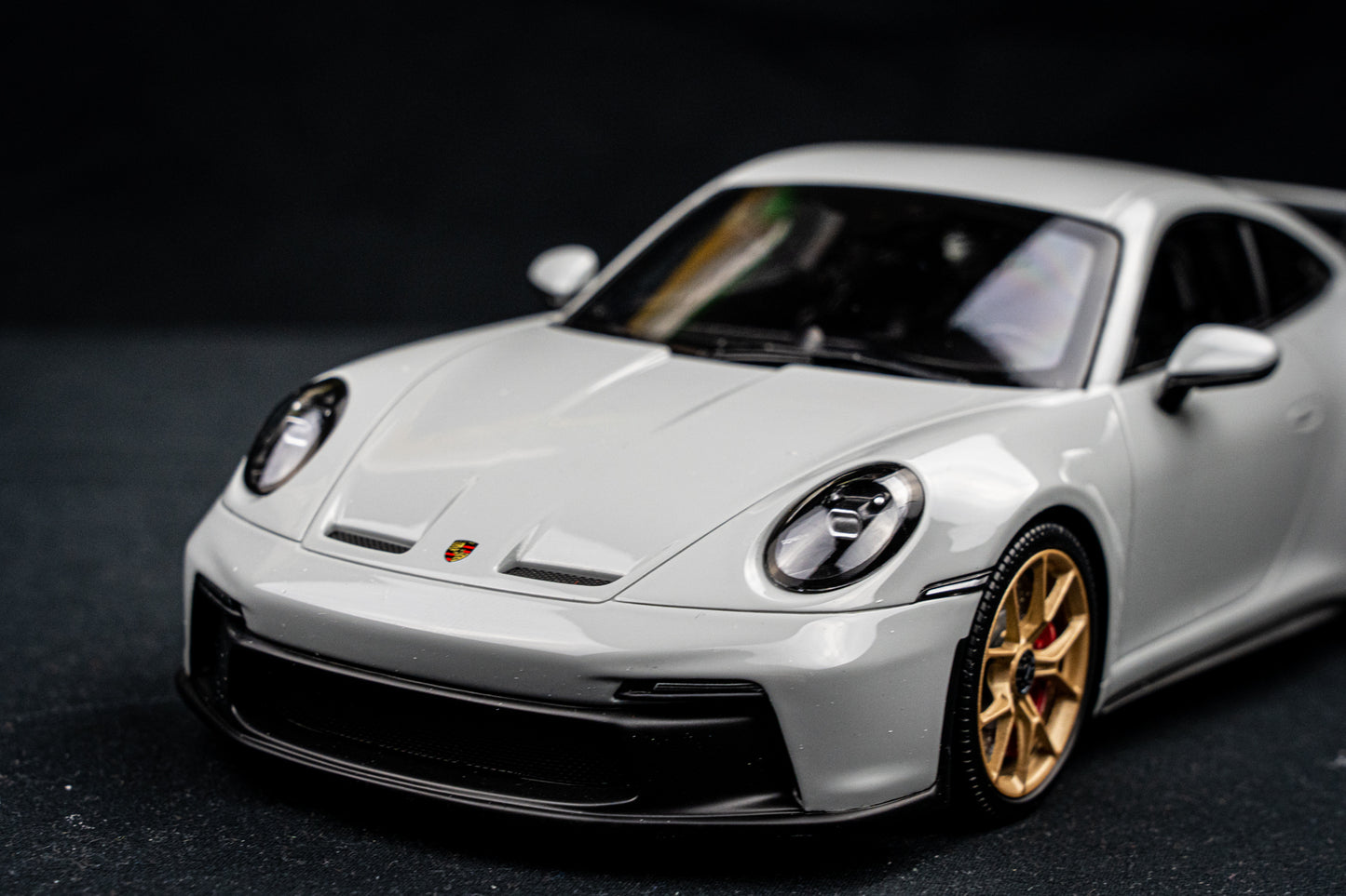 Porsche 911 (992) GT3 schiefergrau Minichamps 1:18 RESIN