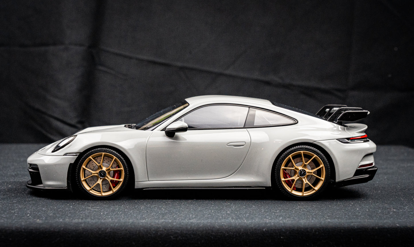 Porsche 911 (992) GT3 schiefergrau Minichamps 1:18 RESIN