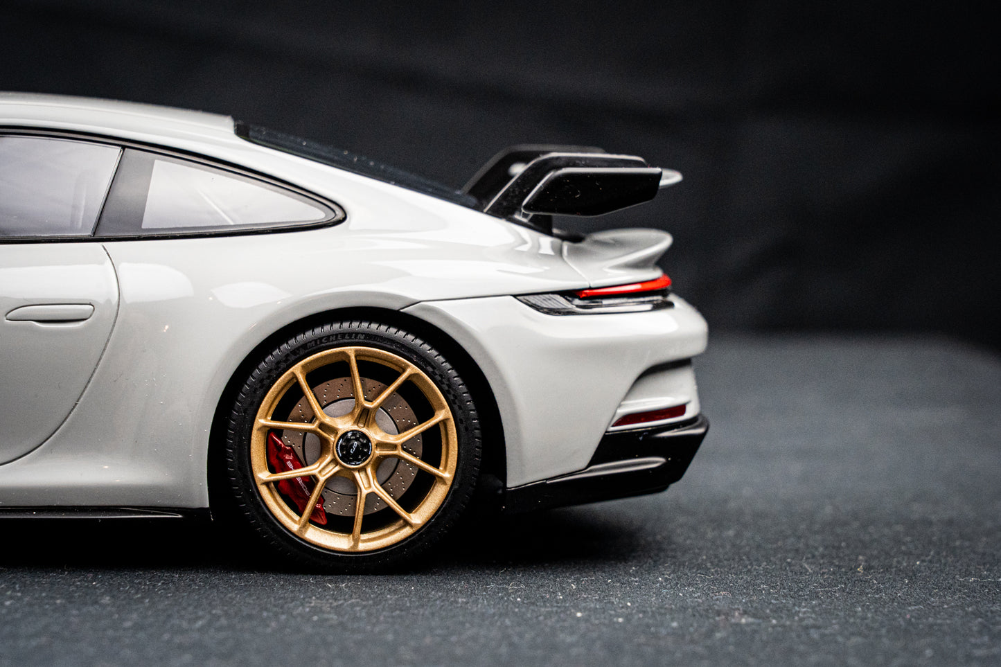 Porsche 911 (992) GT3 schiefergrau Minichamps 1:18 RESIN