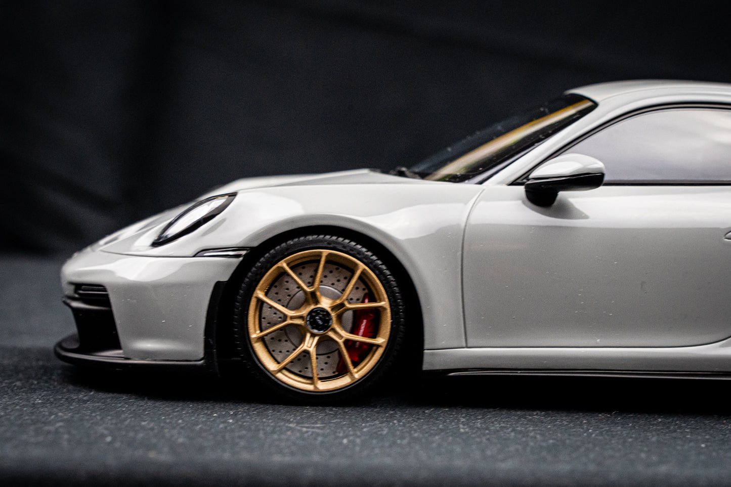 Porsche 911 (992) GT3 schiefergrau Minichamps 1:18 RESIN