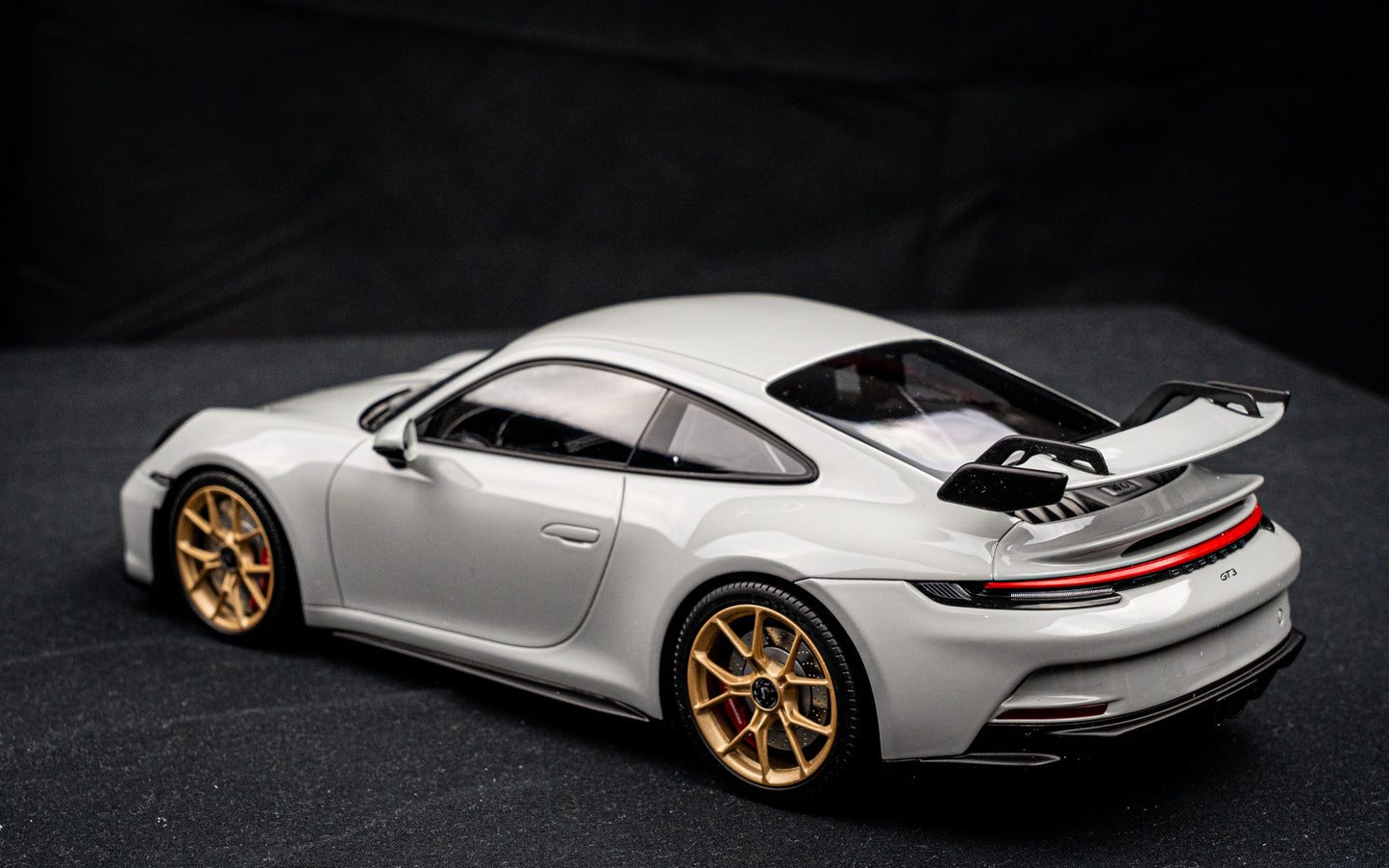 Porsche 911 (992) GT3 schiefergrau Minichamps 1:18 RESIN